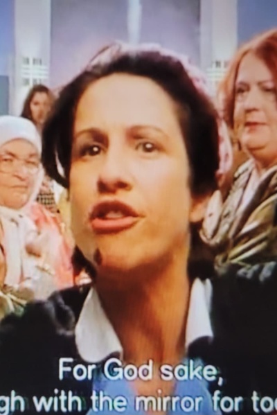 Frau mit dunklen kurzen Haaren 