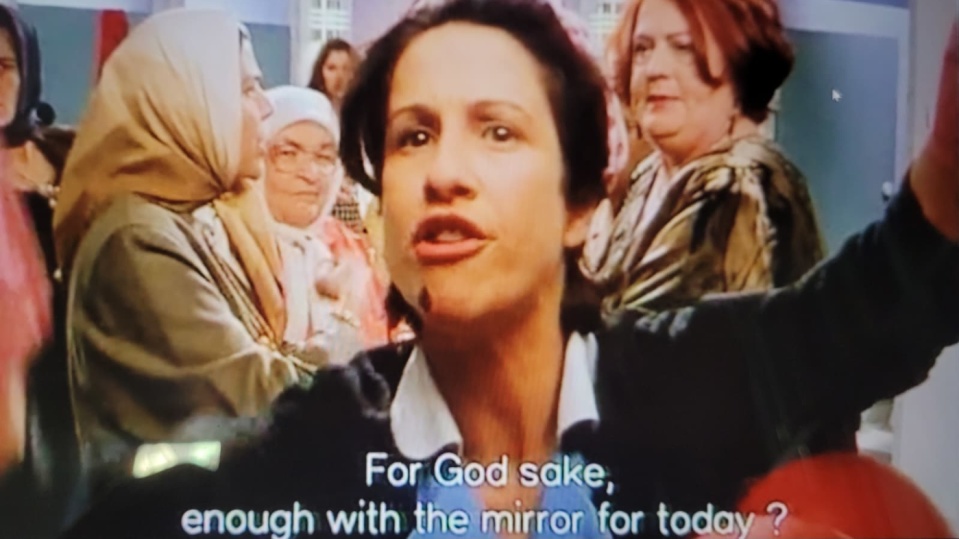 Frau mit dunklen kurzen Haaren 