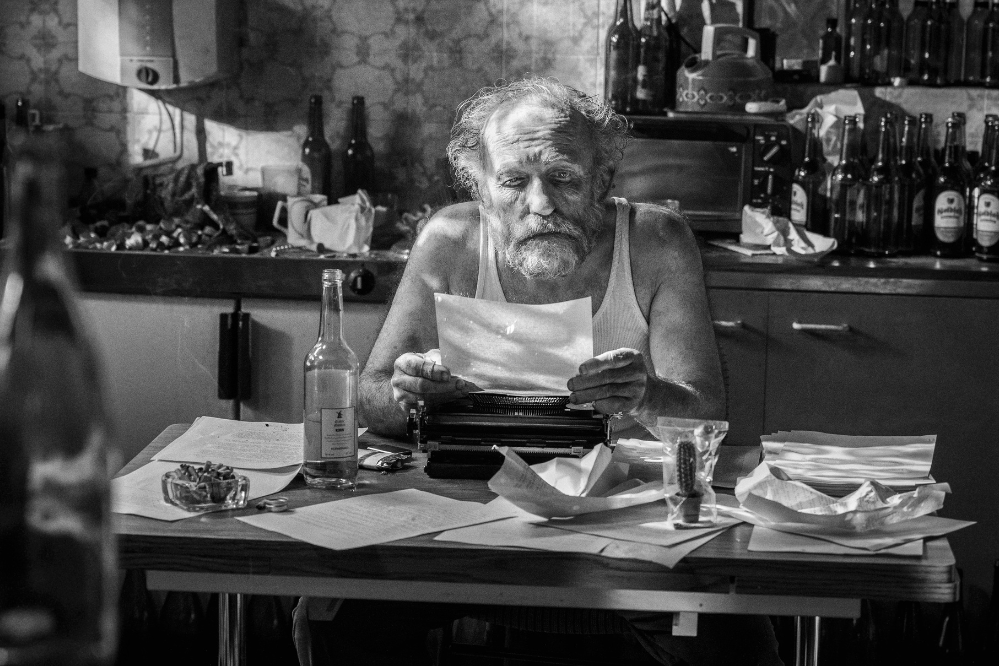 Karl Markovics als Hugo SIE GLAUBEN AN ENGEL, HERR DROWAK? von Nicolas Steiner eröffnet die 47. Festivalausgabe