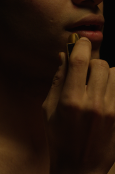 SULTAN - IT'S DRAG HABIBI Ein Mann trägt sich Lippenstift auf.