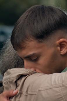 VÉIER MÉINT Ein junger Mann und eine Frau umarmen sich.