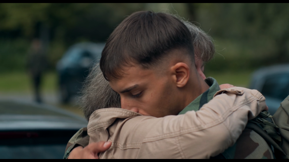 Ein junger Mann und eine Frau umarmen sich. Ein junger Mann und eine Frau umarmen sich.