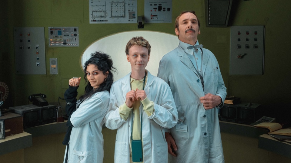 Eine Frau, einer junger und ein älterer Mann stehen zusammen und schauen in die Kamera. Sie tragen weiße Arztkittel. Eine Frau, einer junger und ein älterer Mann stehen zusammen und schauen in die Kamera. Sie tragen weiße Arztkittel.