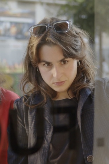 HOW DID I GET HERE WITH MAITANE MITBY Eine ältere und eine jüngere Frau schauen von außen durch ein Schaufenster.