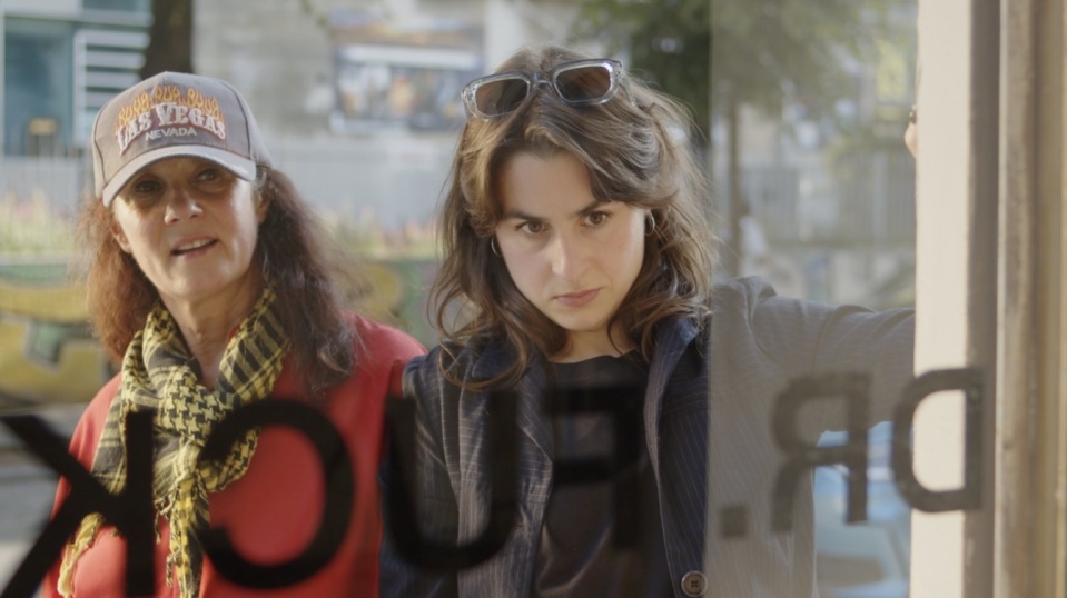 Eine ältere und eine jüngere Frau schauen von außen durch ein Schaufenster. Eine ältere und eine jüngere Frau schauen von außen durch ein Schaufenster.