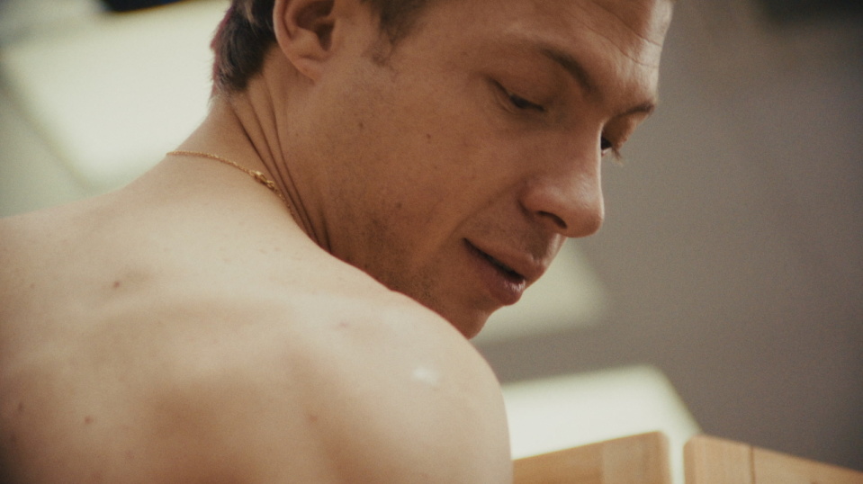 Ein Mann blickt seitwärts über seine Schulter. Ein Mann blickt seitwärts über seine Schulter.