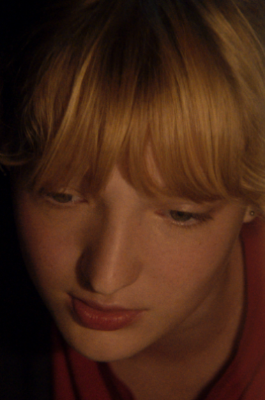 LA NUIT DES MIMOSAS Eine blonde Frau befindet sich in einem dunklen Raum.