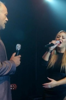 Ein Mann und eine Frau stehen gemeinsam auf eine Bühne.