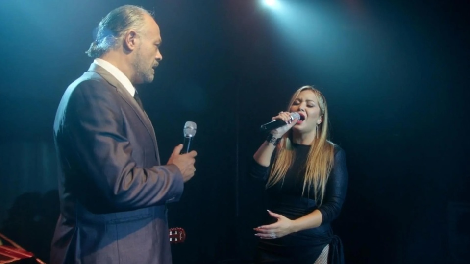 Ein Mann und eine Frau stehen gemeinsam auf eine Bühne.