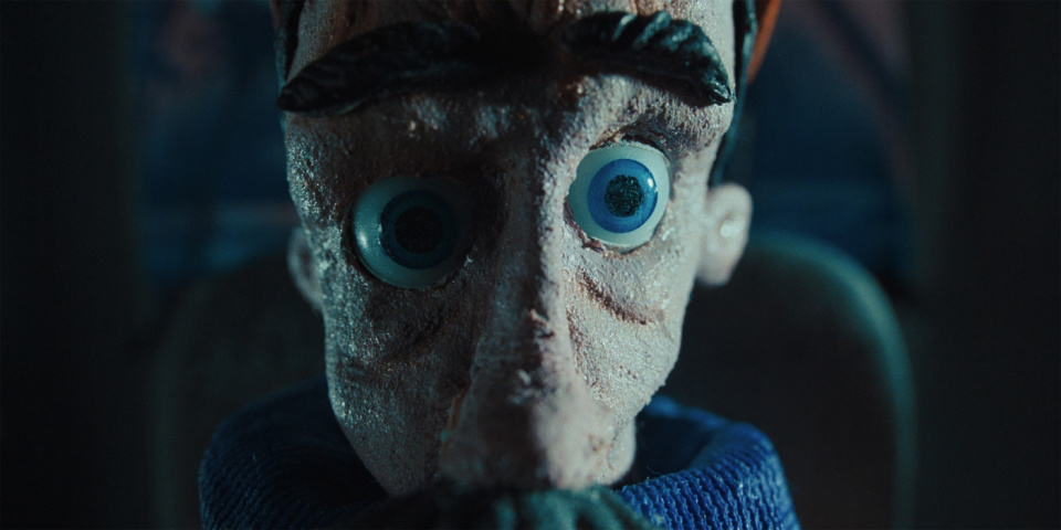 Nahaufnahme des Gesichts einer puppenartigen Figur.