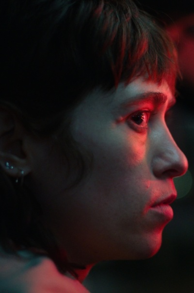 Seitenprofil einer Frau, das in rotes Licht getaucht ist.