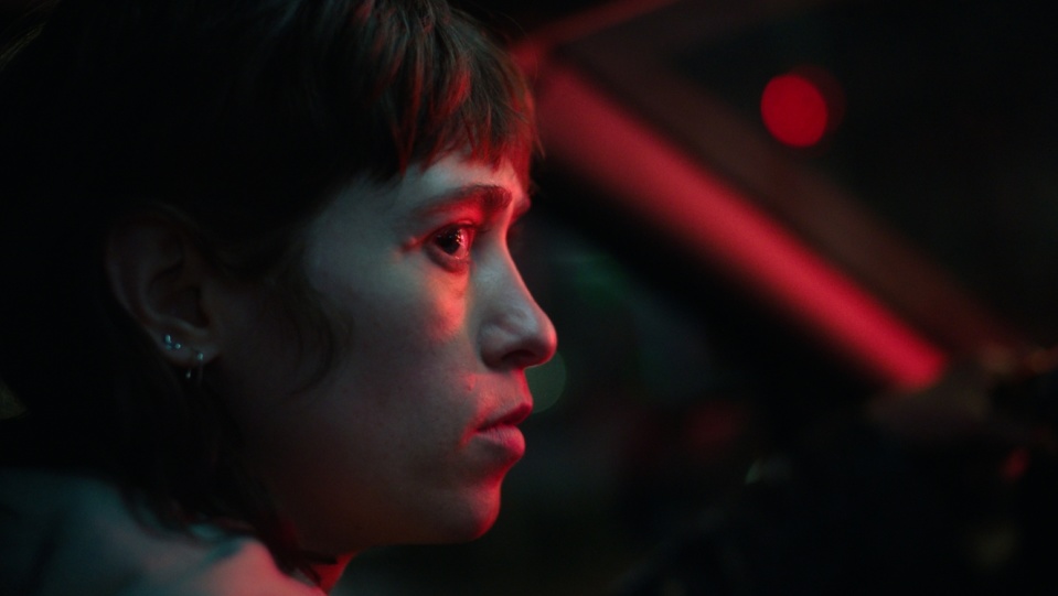 Seitenprofil einer Frau, das in rotes Licht getaucht ist.