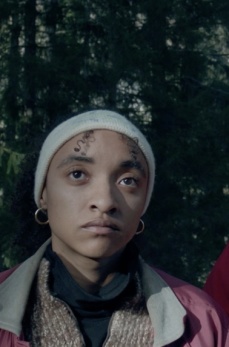 Eine junge und eine ältere Frau stehen im Wald