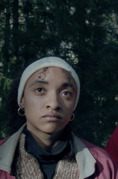 Eine junge und eine ältere Frau stehen im Wald