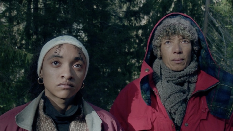 Eine junge und eine ältere Frau stehen im Wald