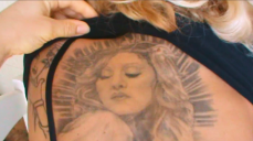 MADONNAS Ein tätowierter Rücken.