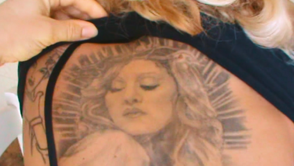 Ein tätowierter Rücken.