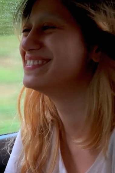 BLEIFREI Eine Frau auf der Rückbank eines Autos.