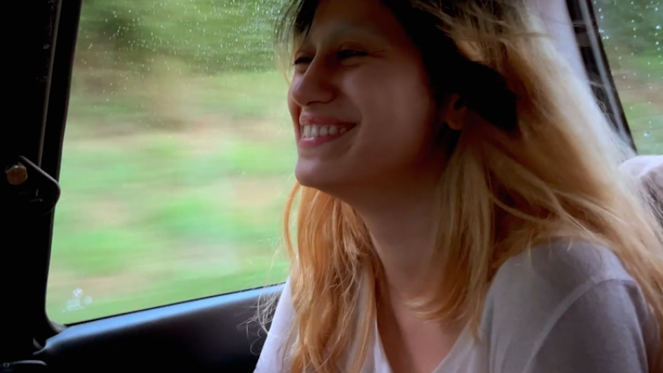 Eine Frau auf der Rückbank eines Autos. Eine Frau auf der Rückbank eines Autos.