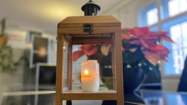 Friedenslicht aus Betlehem an der Infotheke im Rathaus Image