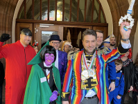 Rathaussturm 2026 Mehrere kostümierte Personen mit einem Mann im bunten Kostüm und einem großen Schlüssel.