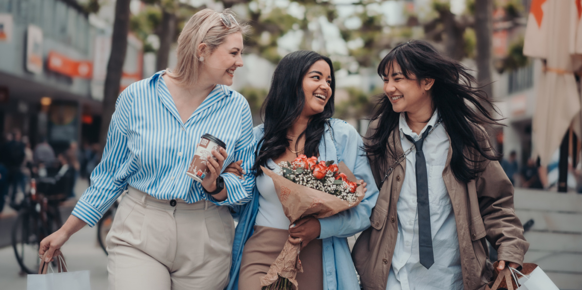 Shopping Frühling ©Visit Saarbrücken Drei junge Frauen beim Shoppen.