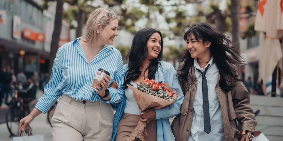 Drei Frauen beim Shoppen in der Bahnhofstraße