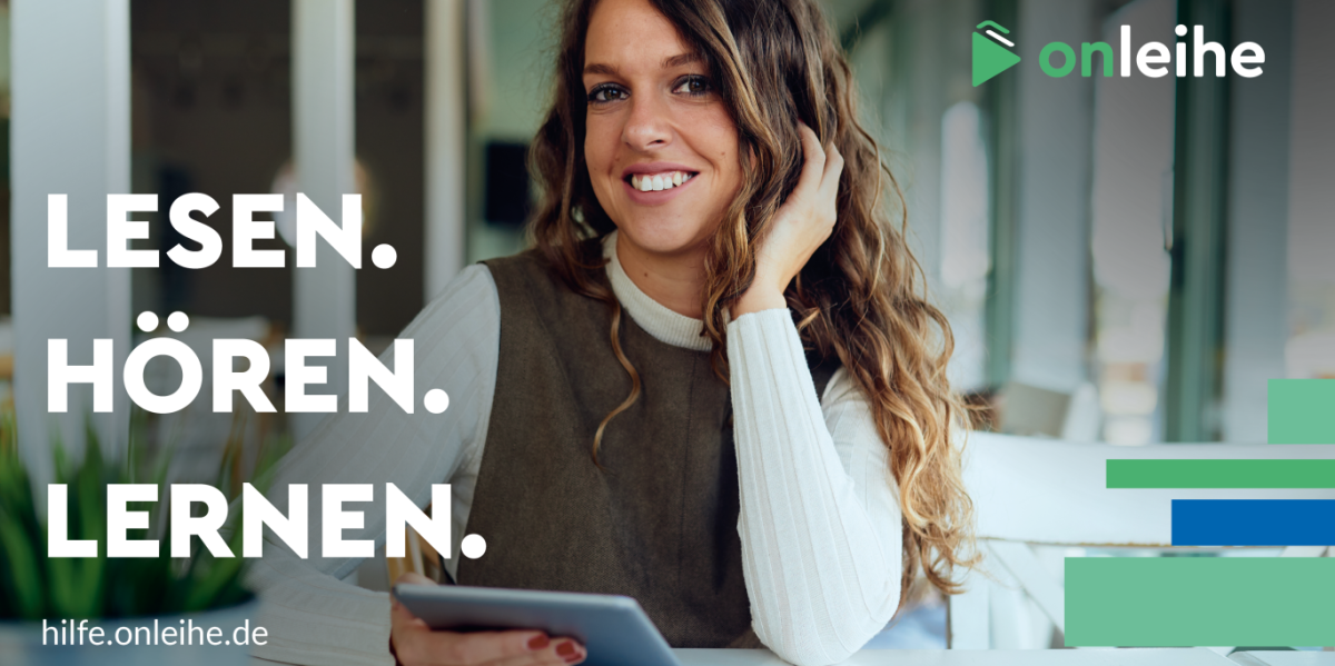 Eine junge Frau hält ein Tablet und lächelt.