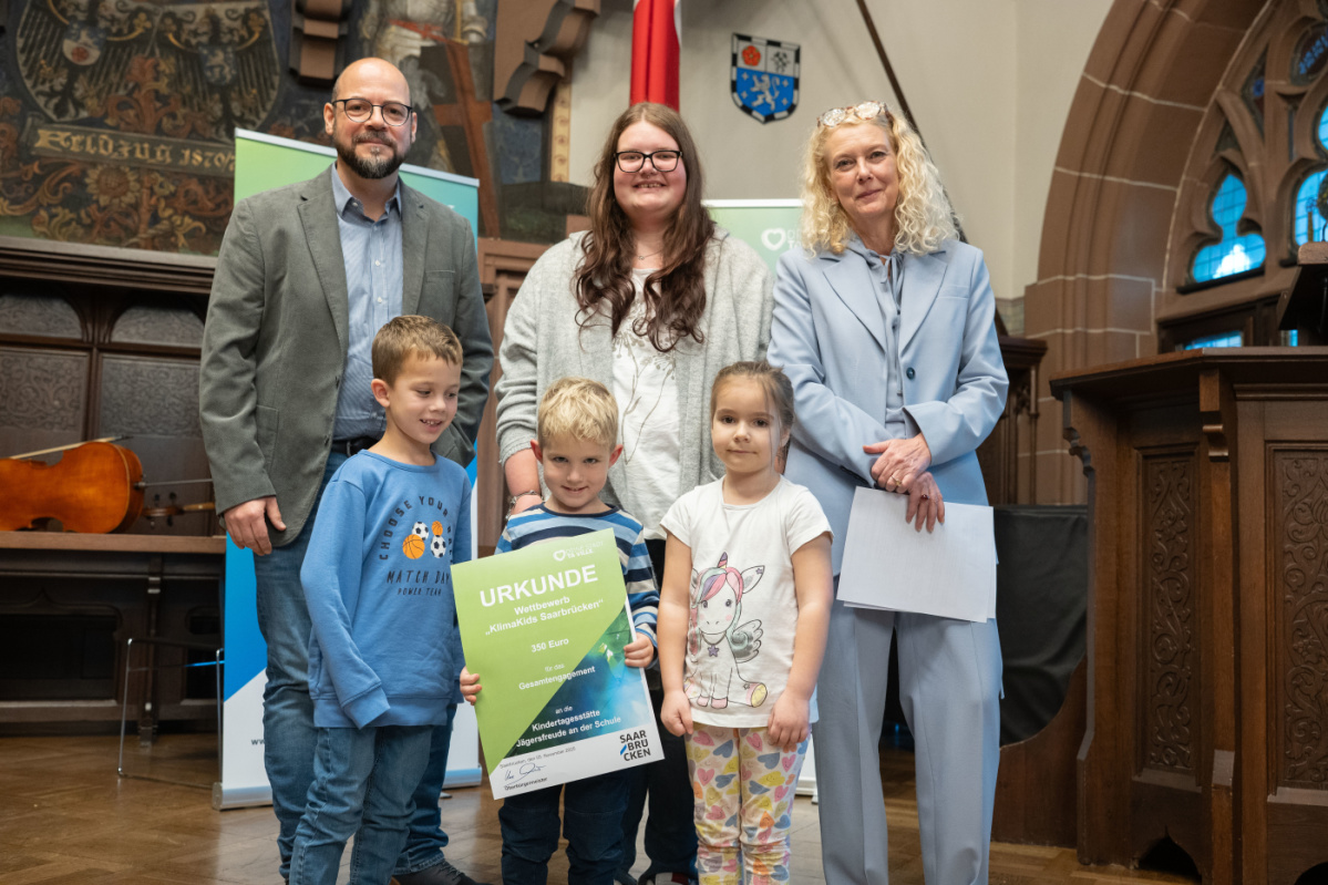 Gruppenfoto Preisträger Platz 11 - KITA Jägersfreude an der Schule