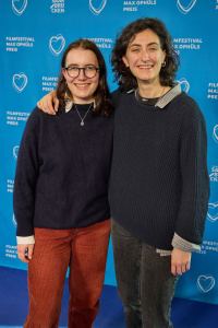Menschen vor einer blauen Fotowand
