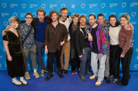 Menschen vor einer blauen Fotowand