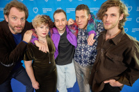 Menschen vor einer blauen Fotowand