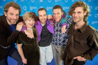 Menschen vor einer blauen Fotowand