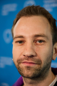 Menschen vor einer blauen Fotowand