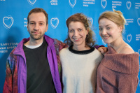Menschen vor einer blauen Fotowand