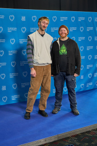 Menschen vor einer blauen Fotowand