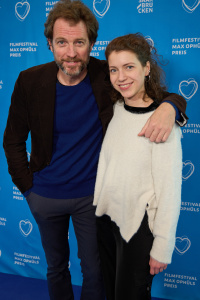 Menschen vor einer blauen Fotowand