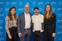 Menschen vor einer blauen Fotowand