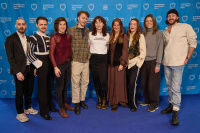 Menschen vor einer blauen Fotowand