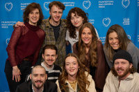 Menschen vor einer blauen Fotowand