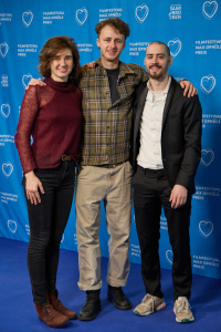 Menschen vor einer blauen Fotowand