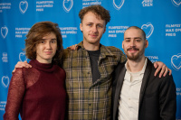 Menschen vor einer blauen Fotowand