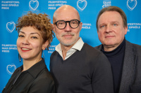 Menschen vor einer blauen Fotowand