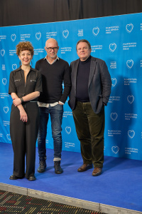 Menschen vor einer blauen Fotowand