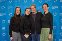 Menschen vor einer blauen Fotowand