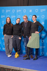 Menschen vor einer blauen Fotowand