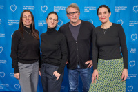 Menschen vor einer blauen Fotowand