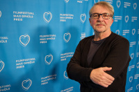 Menschen vor einer blauen Fotowand
