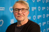 Menschen vor einer blauen Fotowand