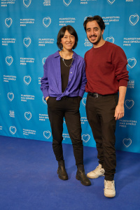 Menschen vor einer blauen Fotowand